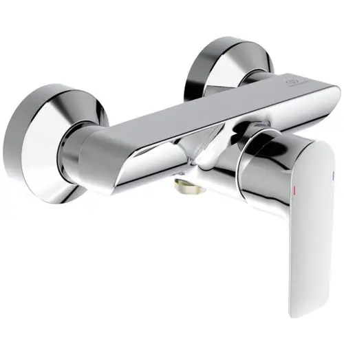 Chromene Brausearmatur von Ideal Standard mit dreidimensionaler Form und seitlichem Bedienhebel zur Wasserregulierung.